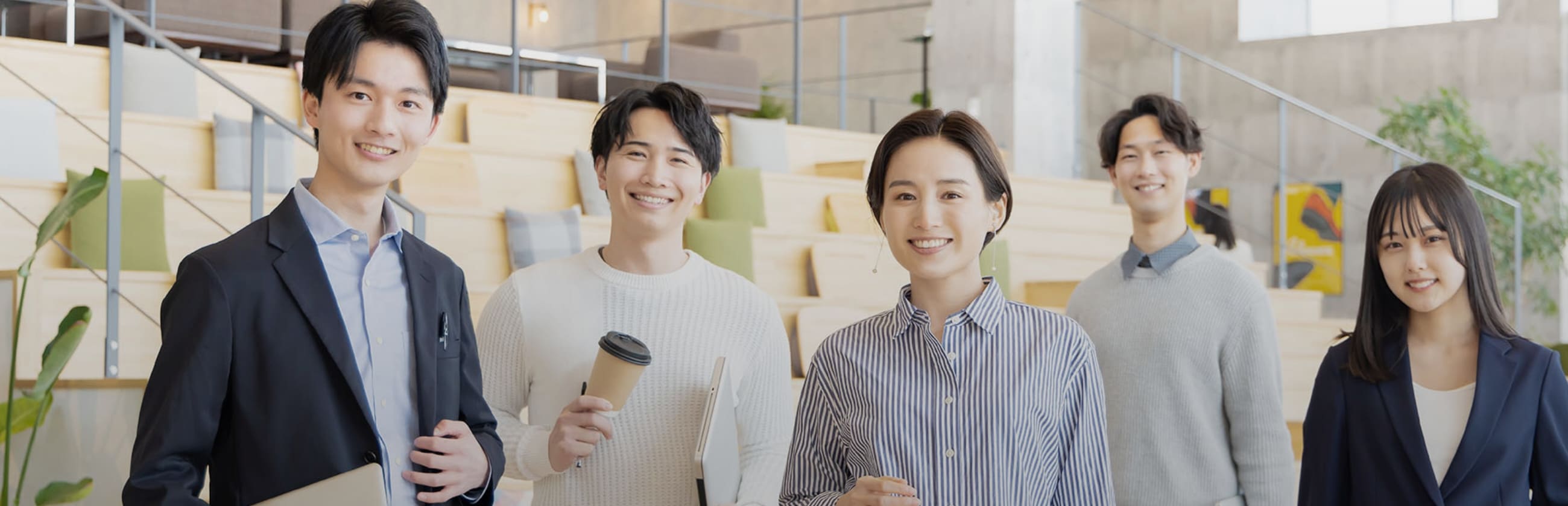 従業員4人で打ち合わせをしている様子